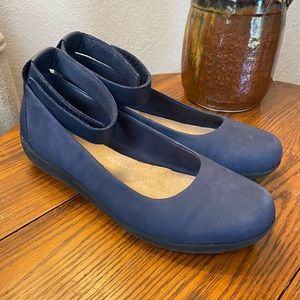 CLARKS collection soft cushion navy blue flats ankle strap comfort size 9.5